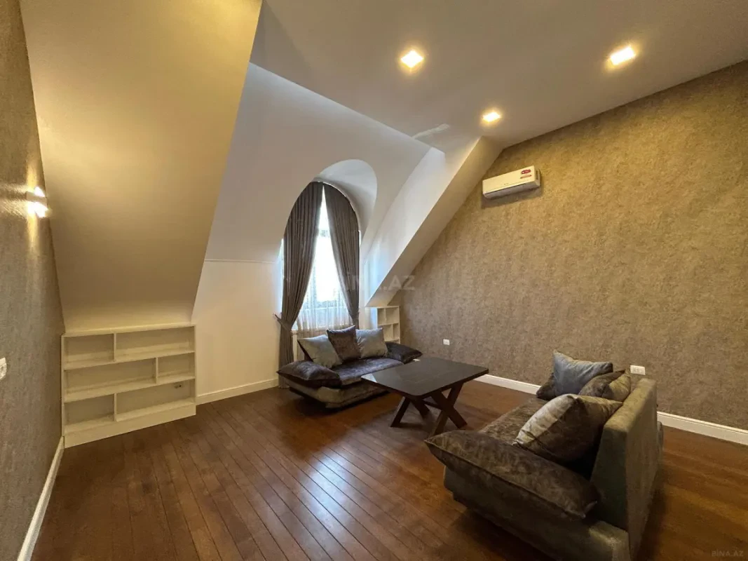 Satılır 6 otaqlı mənzil 305 m²