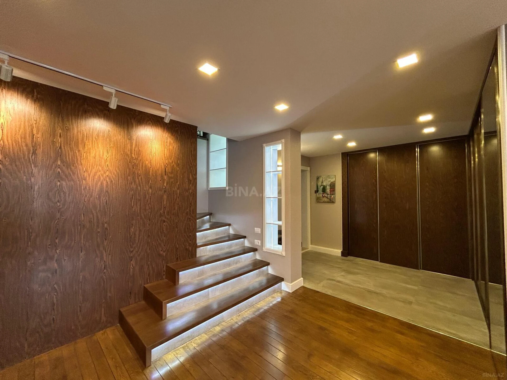 Satılır 6 otaqlı mənzil 305 m²