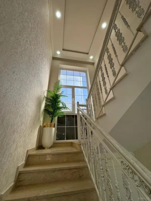 Satılır 6 otaqlı həyət evi 300 m²