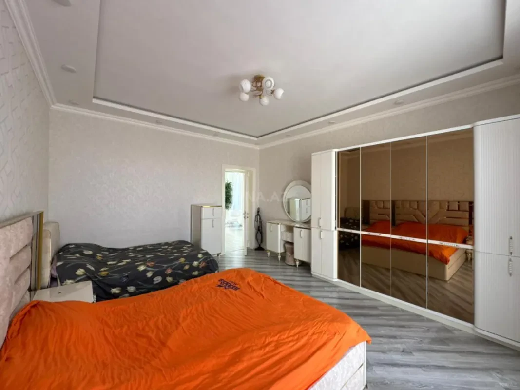 Satılır 6 otaqlı həyət evi 300 m²