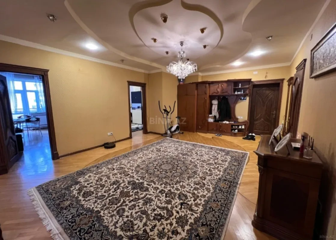 Satılır 4 otaqlı mənzil 192 m²
