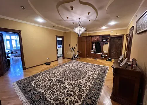 Satılır 4 otaqlı mənzil 192 m²