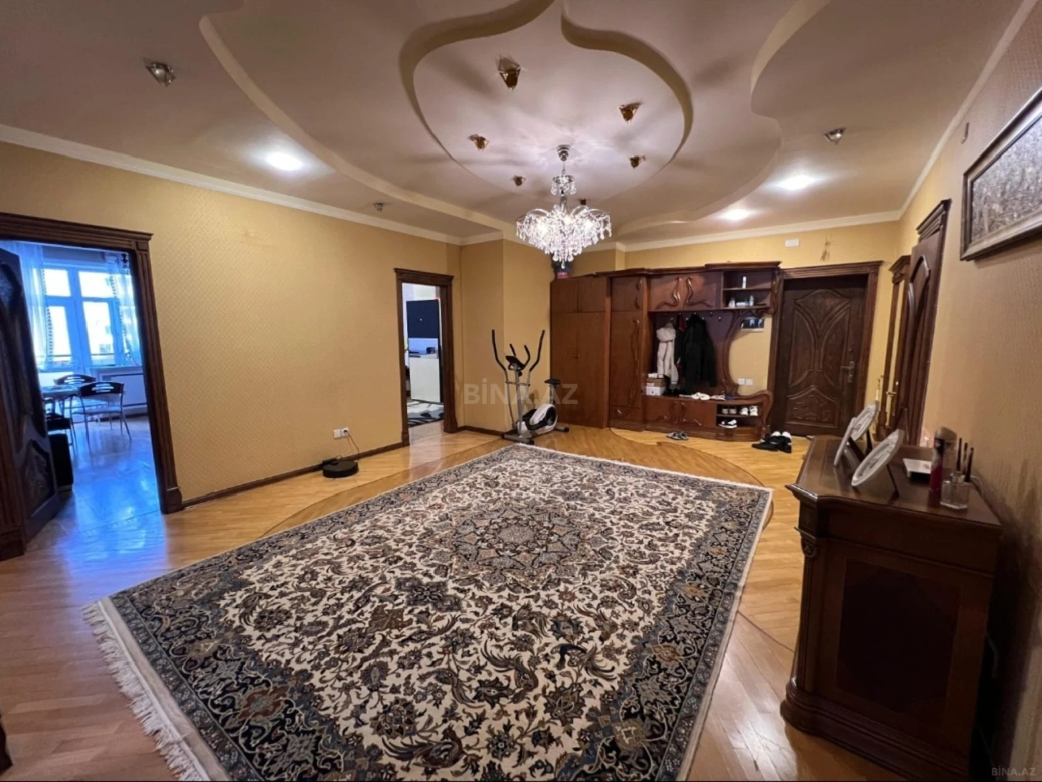 Satılır 4 otaqlı mənzil 192 m²