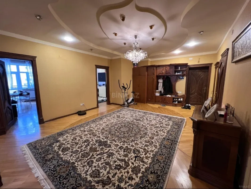 Satılır 4 otaqlı mənzil 192 m²