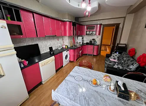 Satılır 4 otaqlı mənzil 192 m²