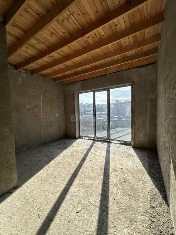 Satılır 6 otaqlı həyət evi 300 m²