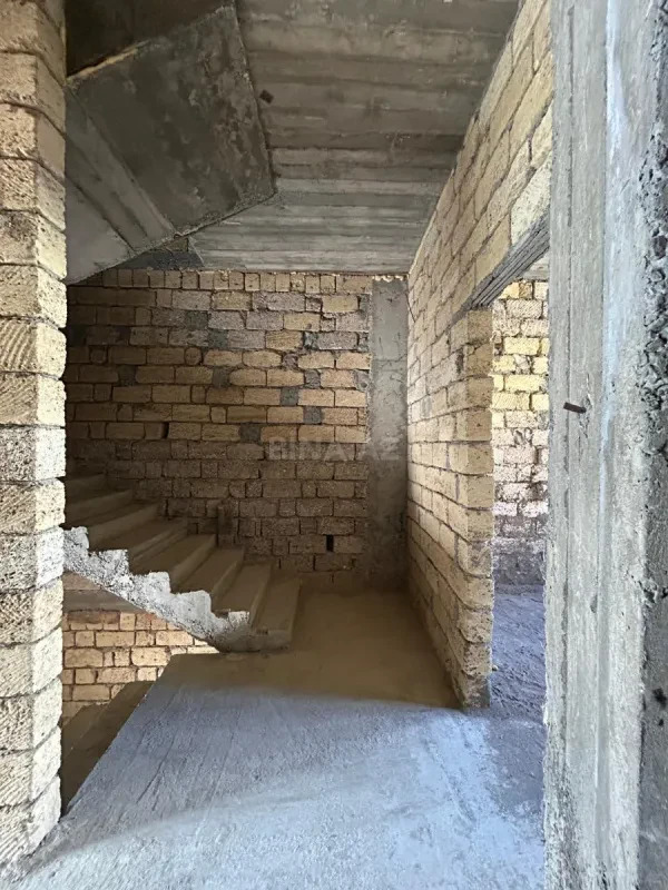 Satılır 6 otaqlı həyət evi 300 m²