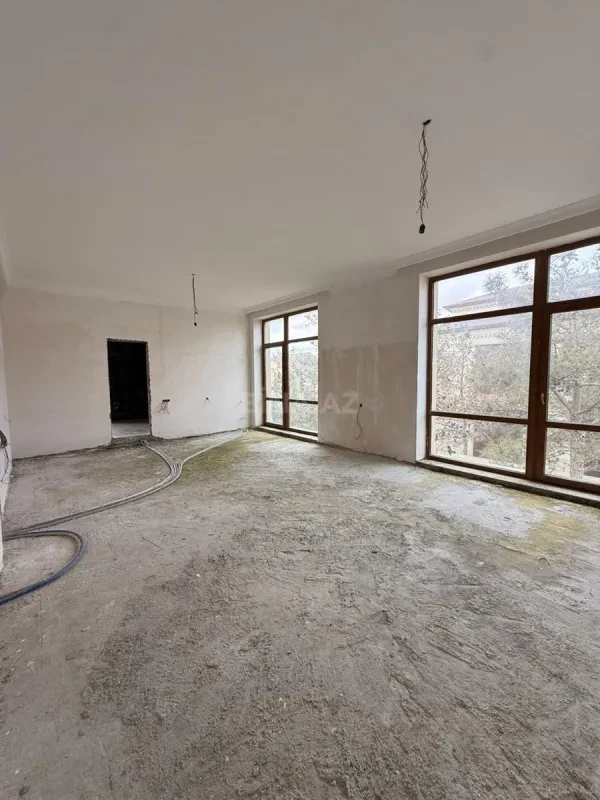 Satılır 5 otaqlı həyət evi 380 m²