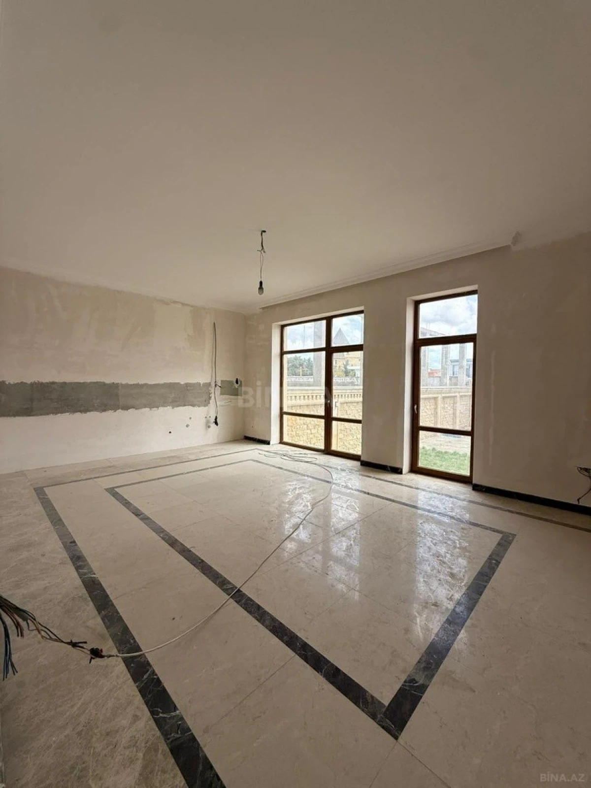Satılır 5 otaqlı həyət evi 380 m²