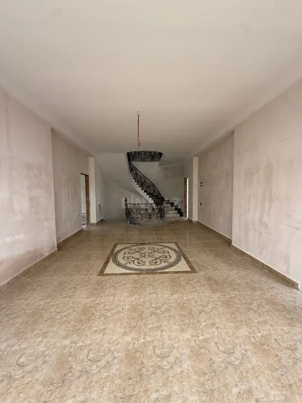 Satılır 5 otaqlı həyət evi 380 m²