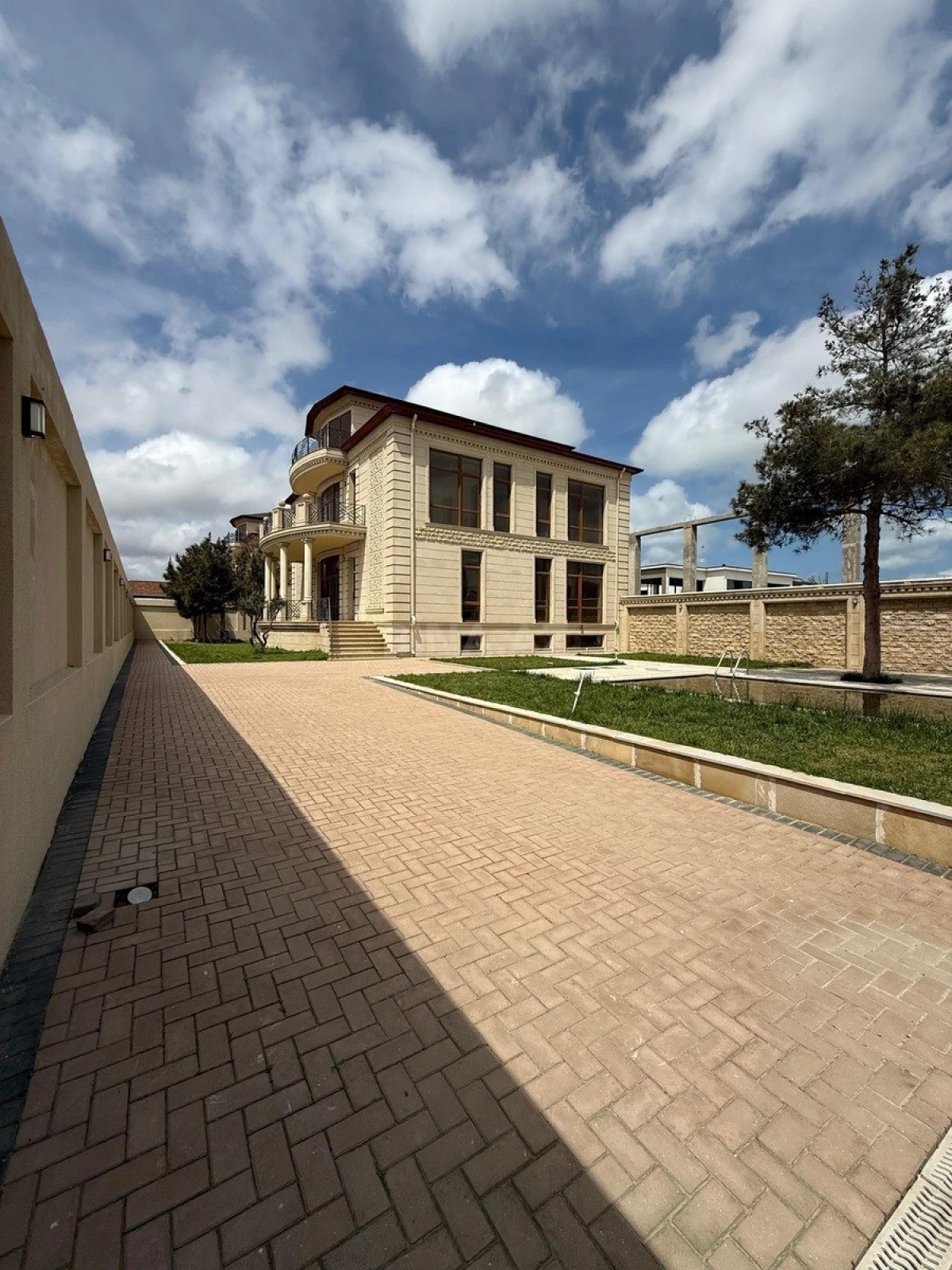 Satılır 5 otaqlı həyət evi 380 m²