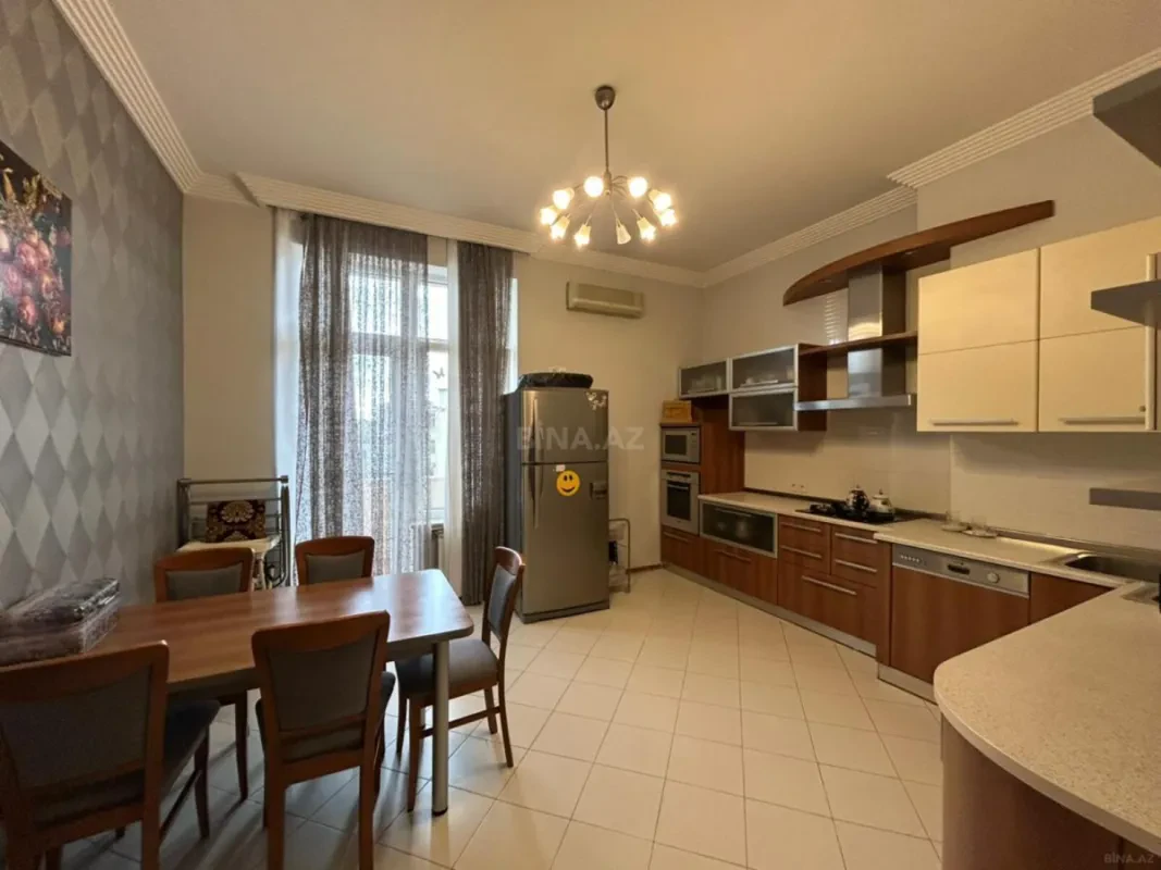 Satılır 3 otaqlı mənzil 175 m²