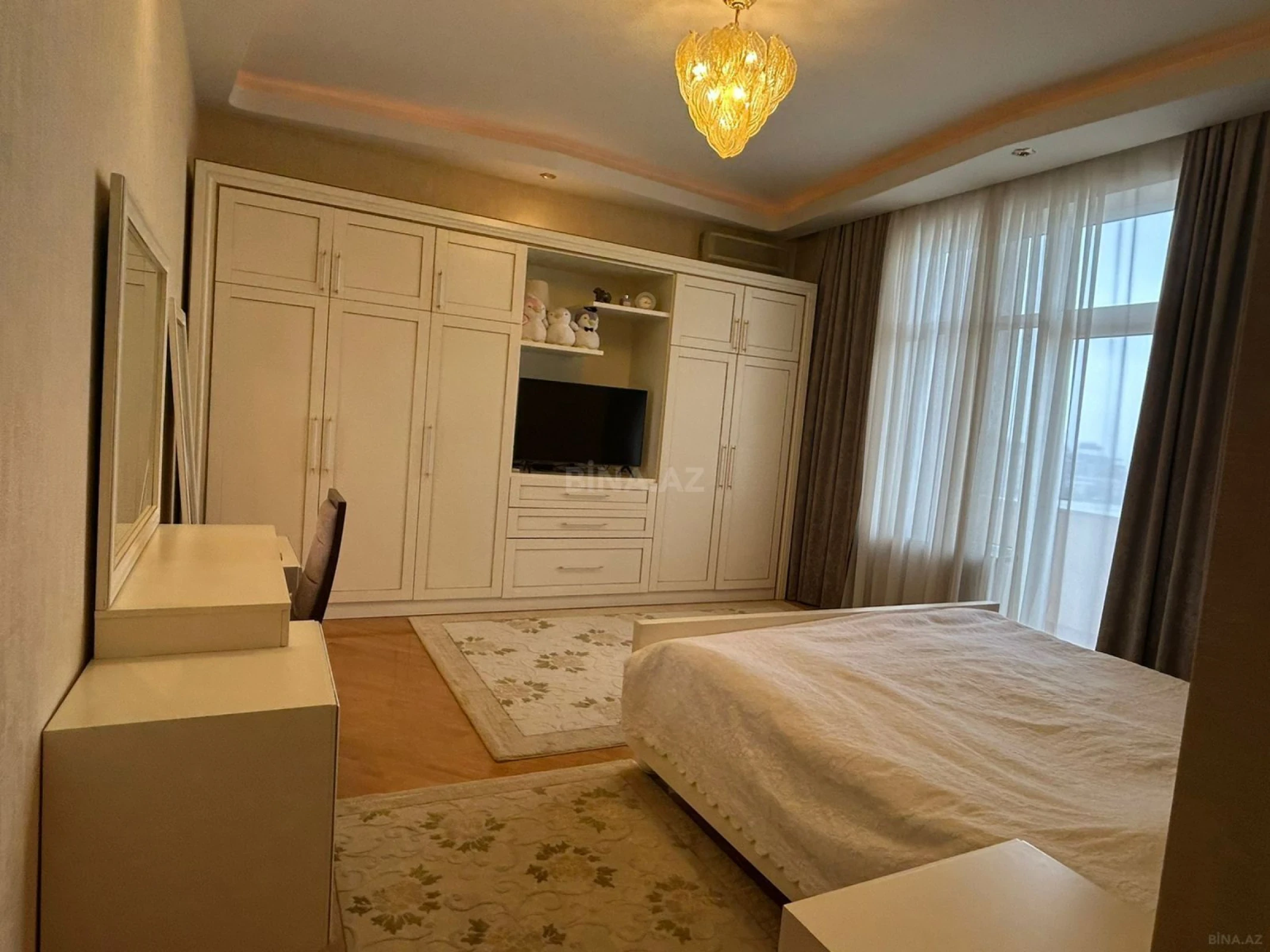 Satılır 3 otaqlı mənzil 175 m²