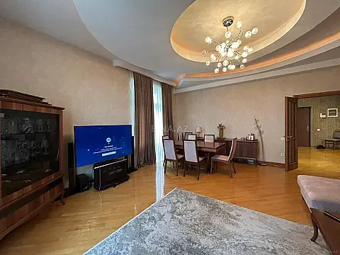 Satılır 3 otaqlı mənzil 175 m²