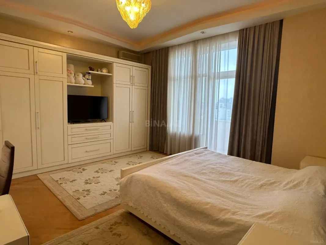 Satılır 3 otaqlı mənzil 175 m²