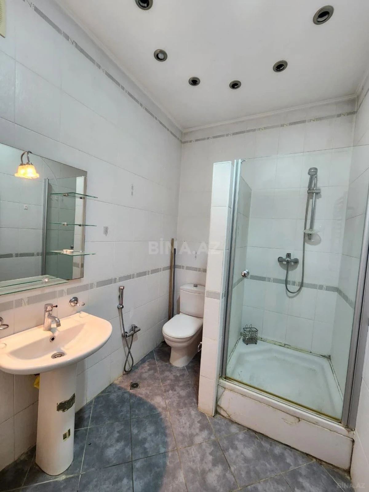 Satılır 4 otaqlı mənzil 186 m²
