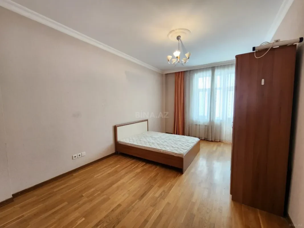 Satılır 4 otaqlı mənzil 186 m²