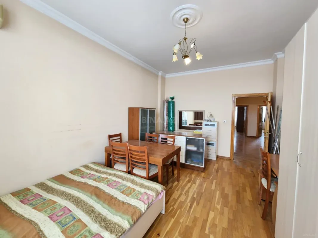 Satılır 4 otaqlı mənzil 186 m²