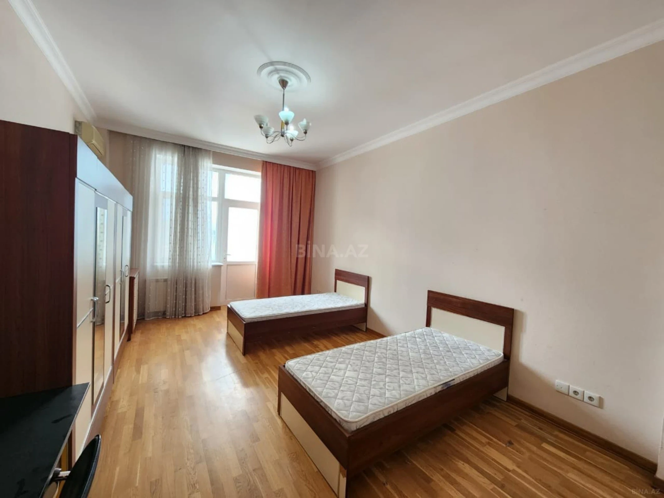 Satılır 4 otaqlı mənzil 186 m²