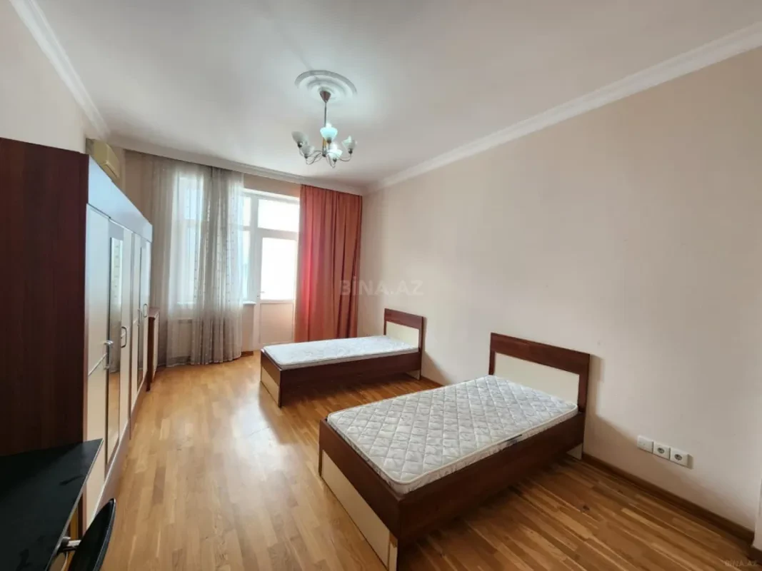 Satılır 4 otaqlı mənzil 186 m²
