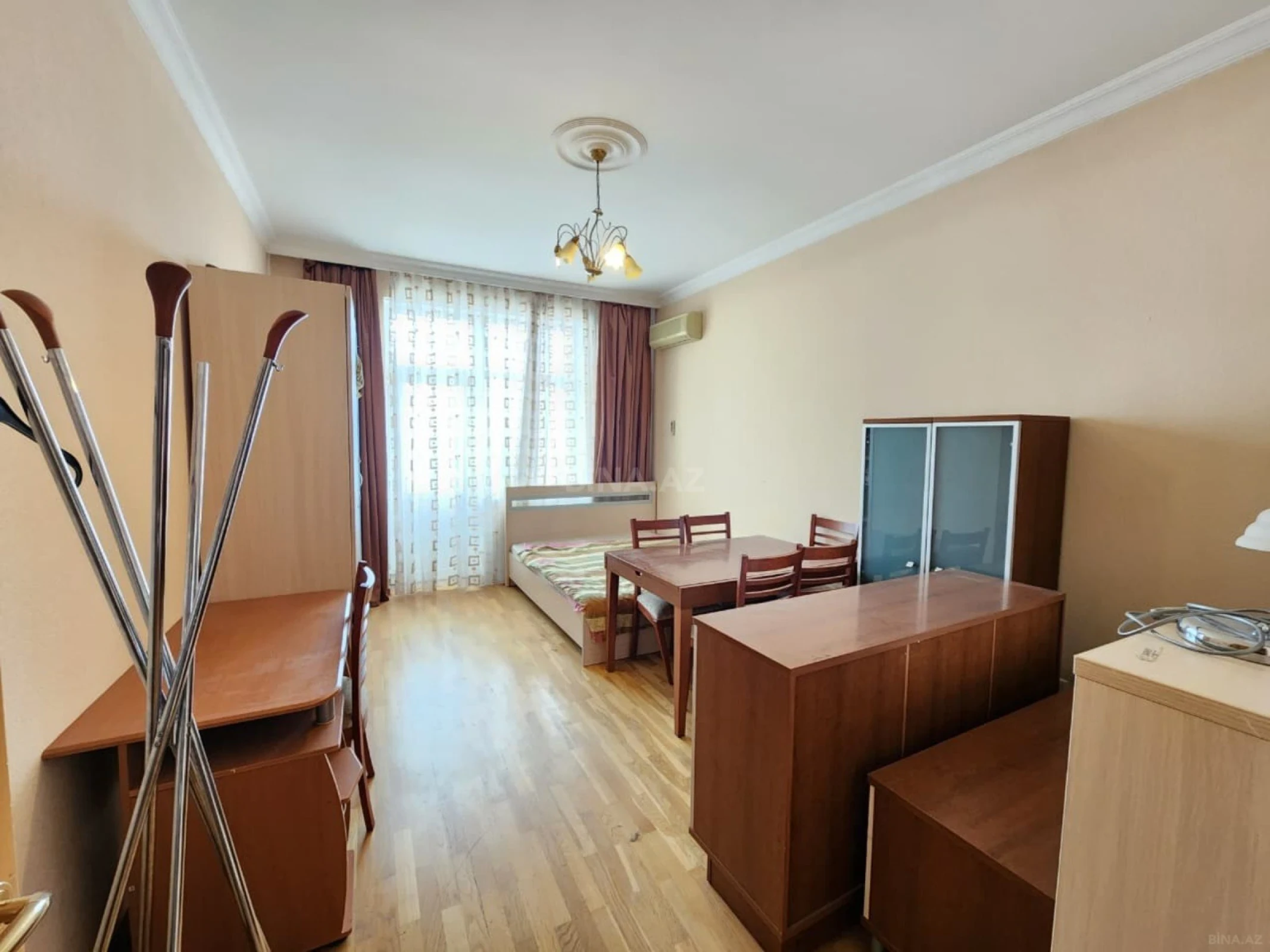 Satılır 4 otaqlı mənzil 186 m²
