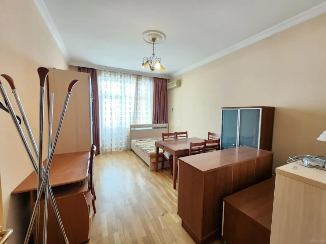 Satılır 4 otaqlı mənzil 186 m²