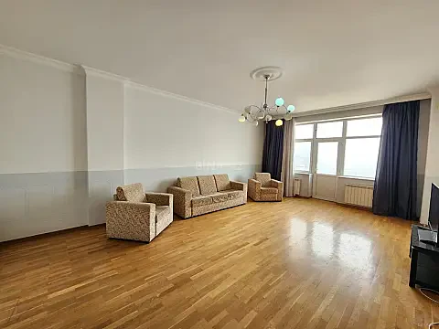 Satılır 4 otaqlı mənzil 186 m²