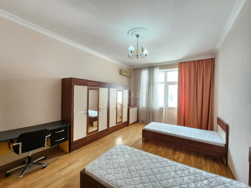 Satılır 4 otaqlı mənzil 186 m²