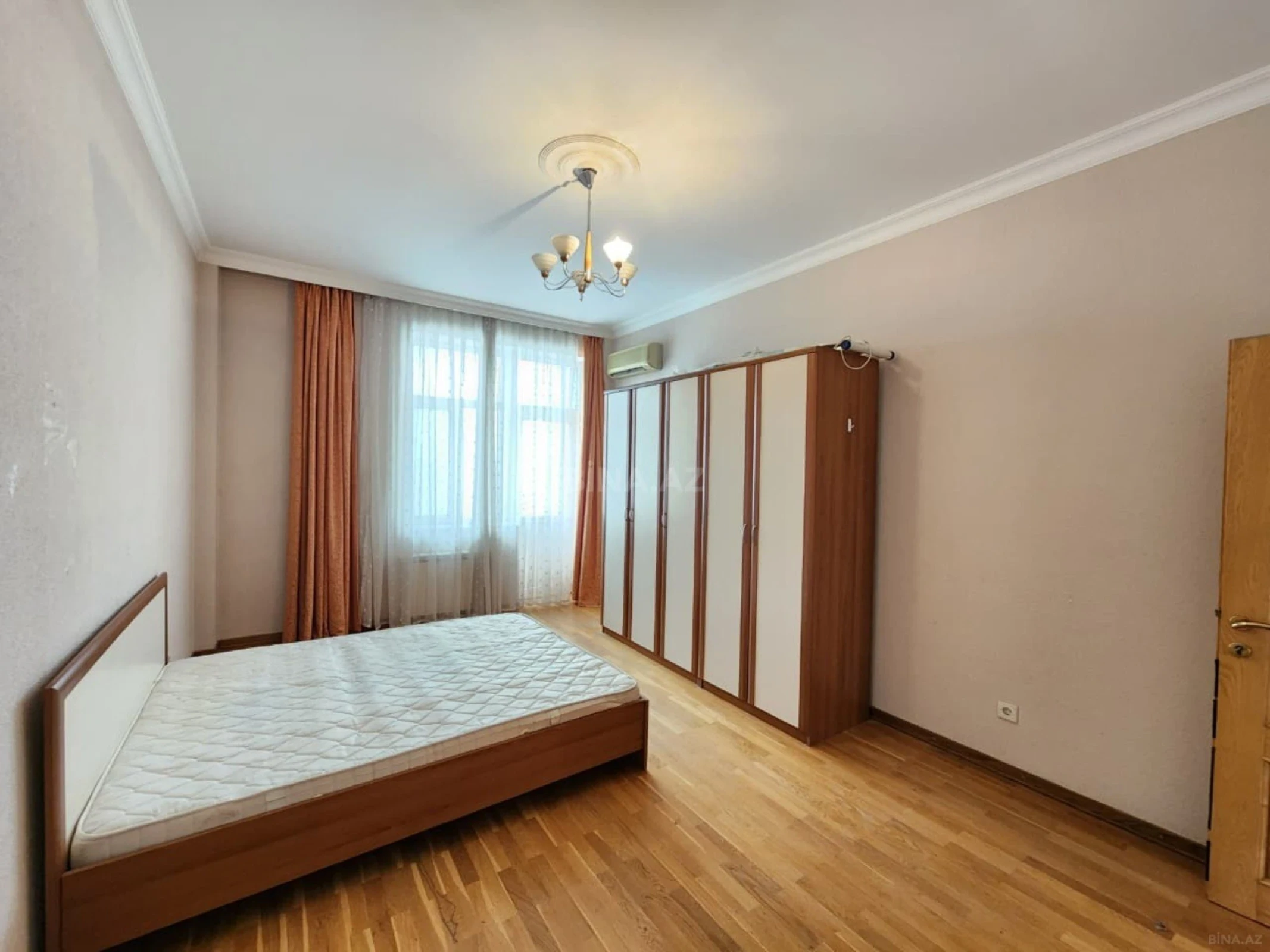 Satılır 4 otaqlı mənzil 186 m²