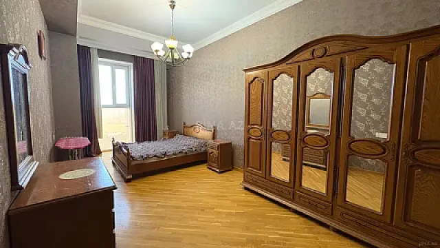 Satılır 3 otaqlı mənzil 118 m²