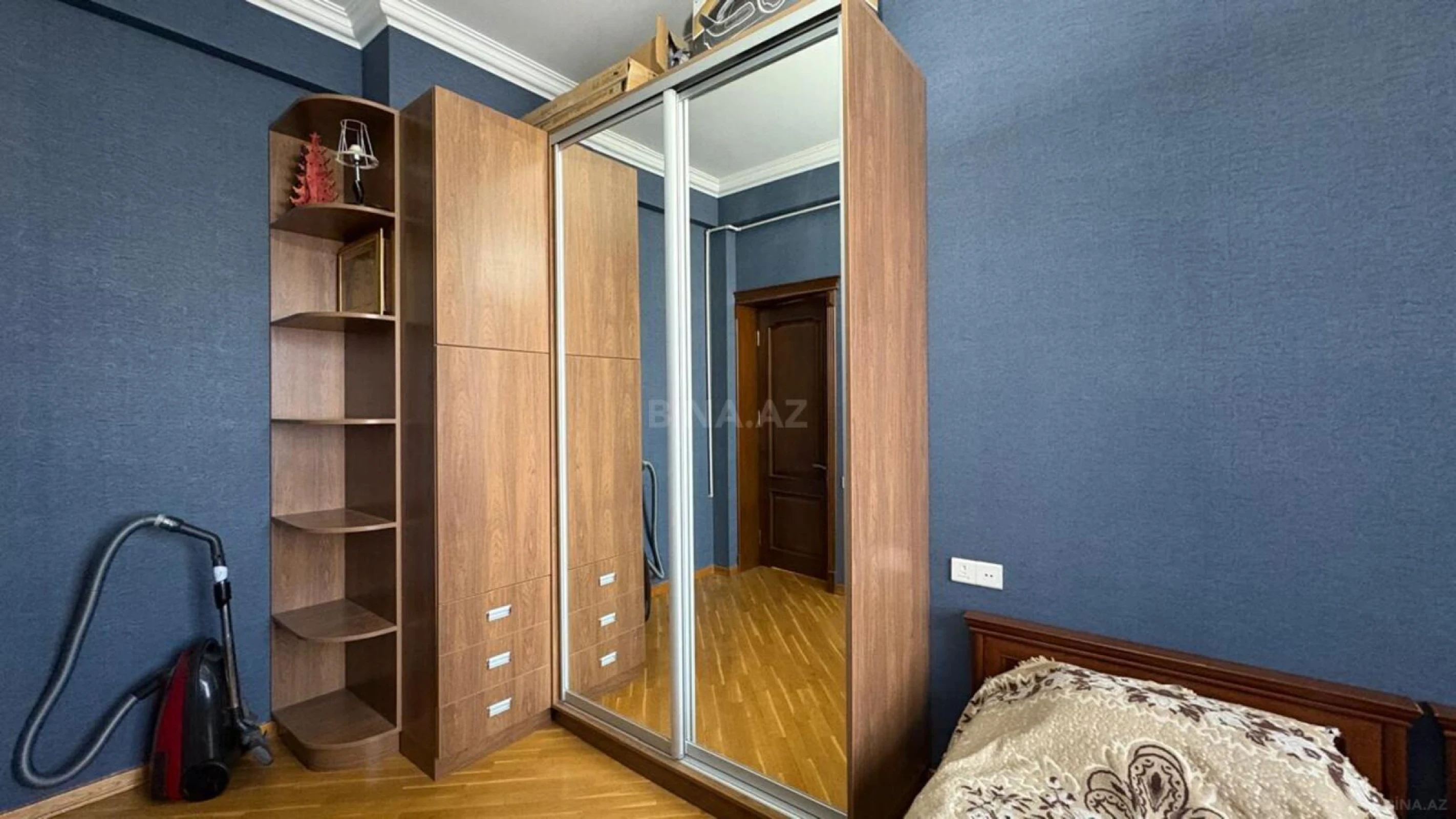 Satılır 3 otaqlı mənzil 118 m²