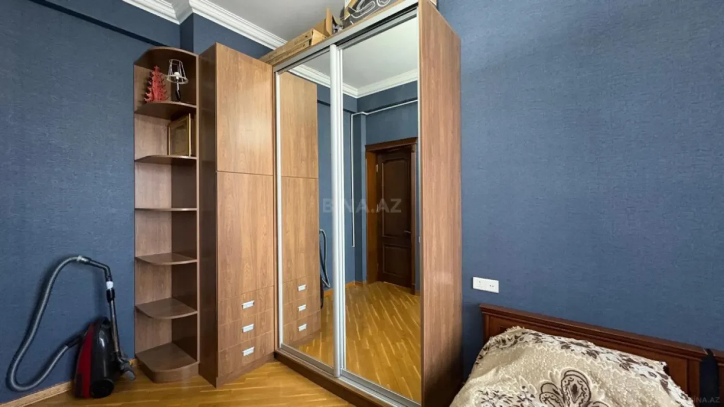 Satılır 3 otaqlı mənzil 118 m²