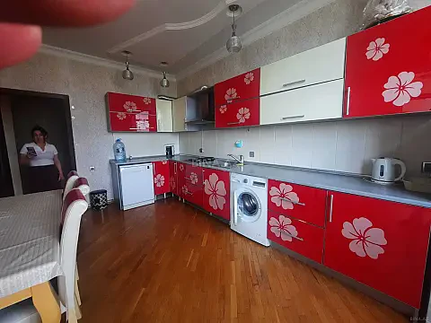 Kirayə verilir 2 otaqlı mənzil 76 m²