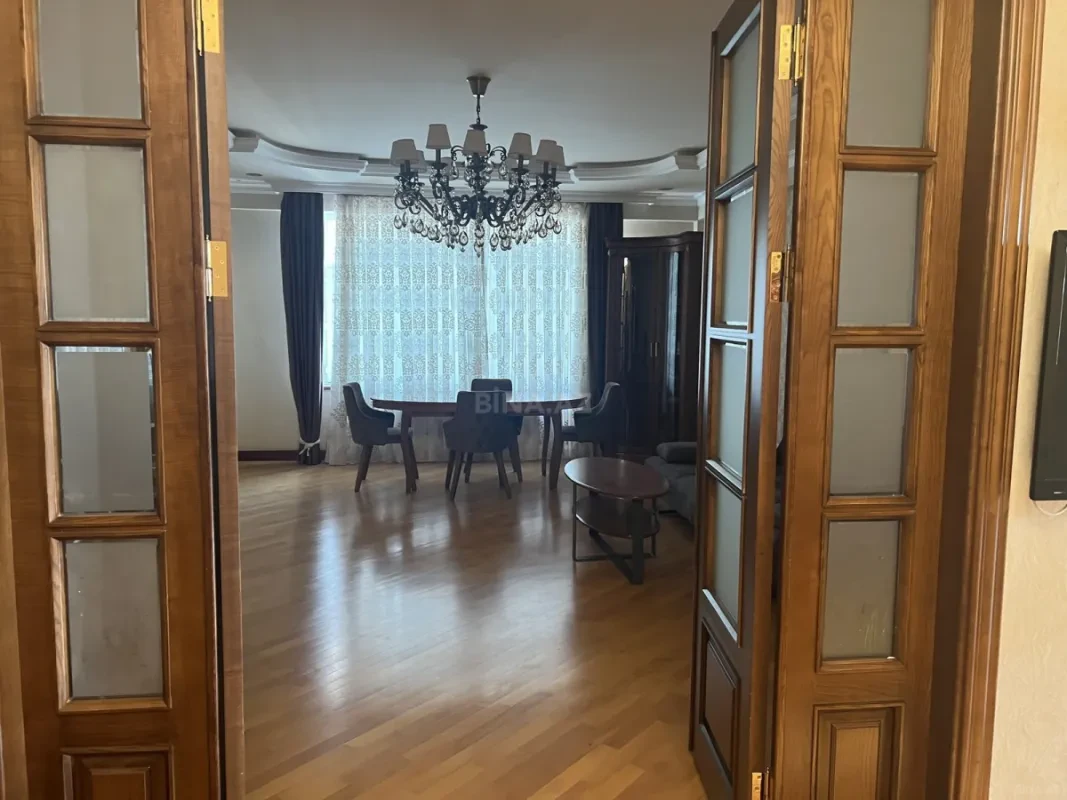 Kirayə verilir 4 otaqlı mənzil 160 m²