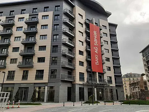 Satılır 4 otaqlı mənzil 163 m²