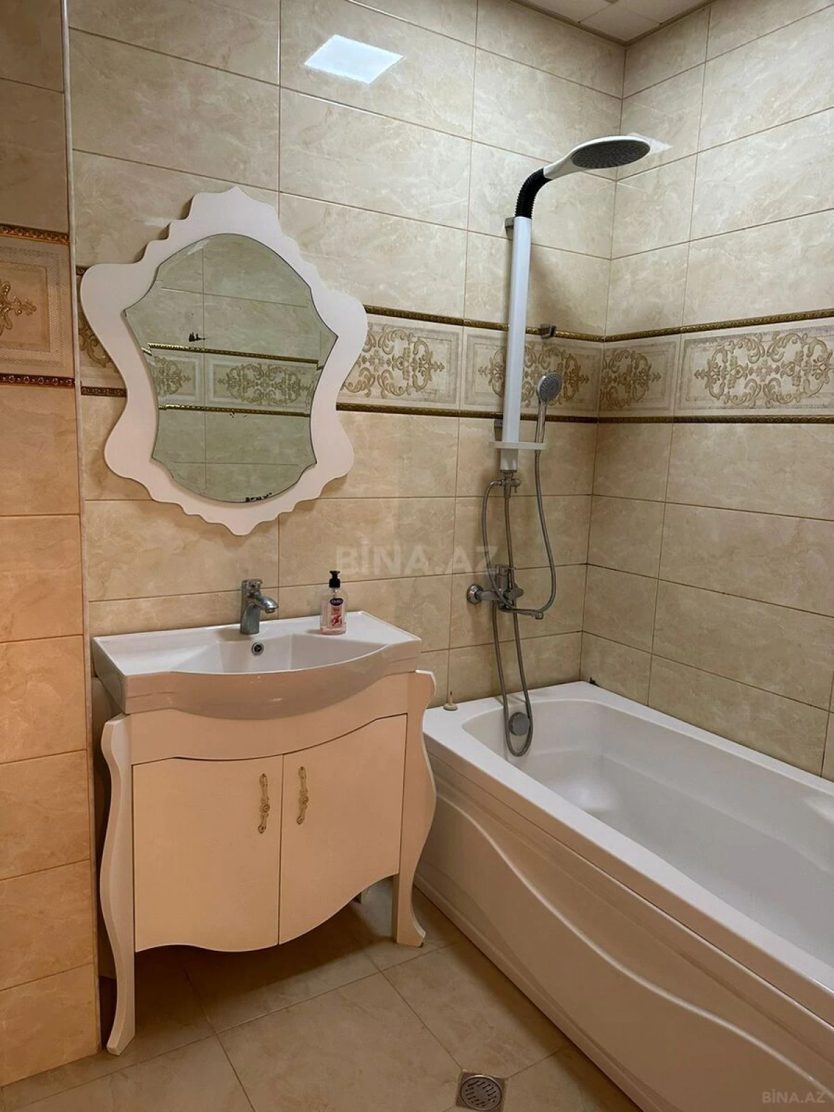 Kirayə verilir 2 otaqlı mənzil 100 m²