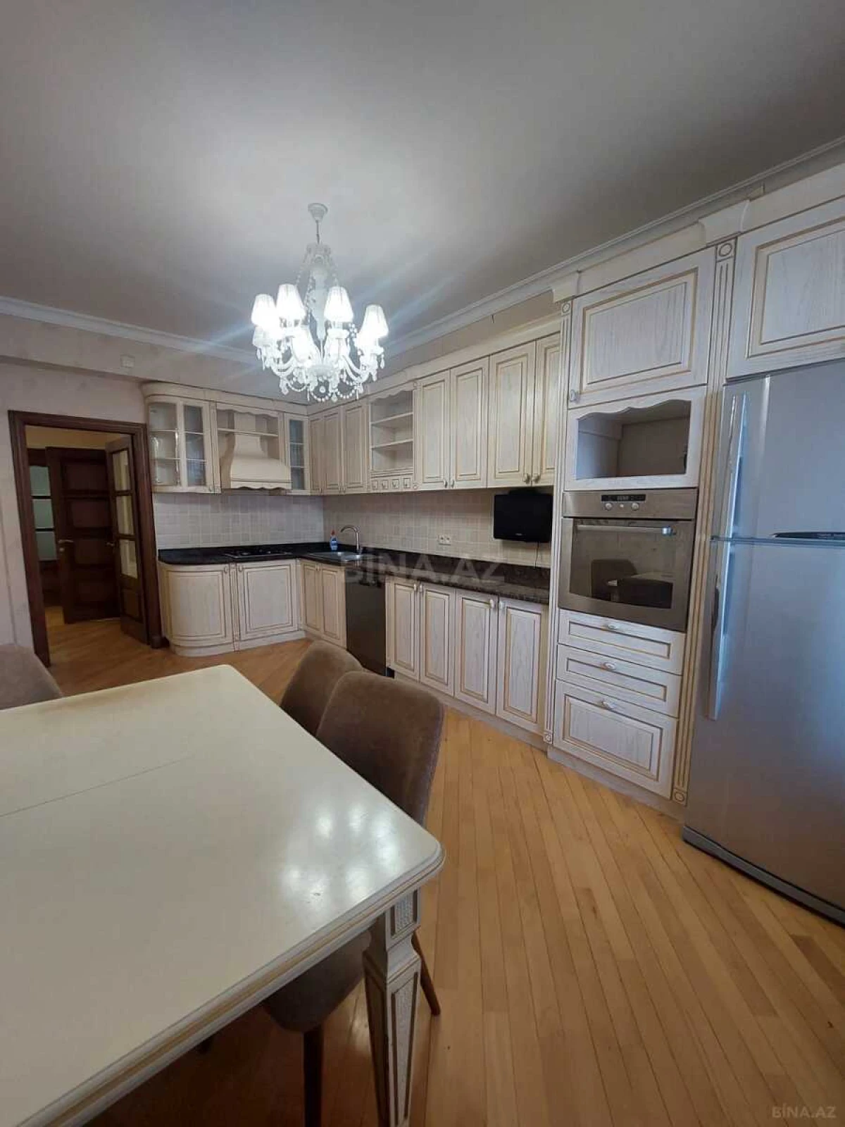 Kirayə verilir 4 otaqlı mənzil 160 m²