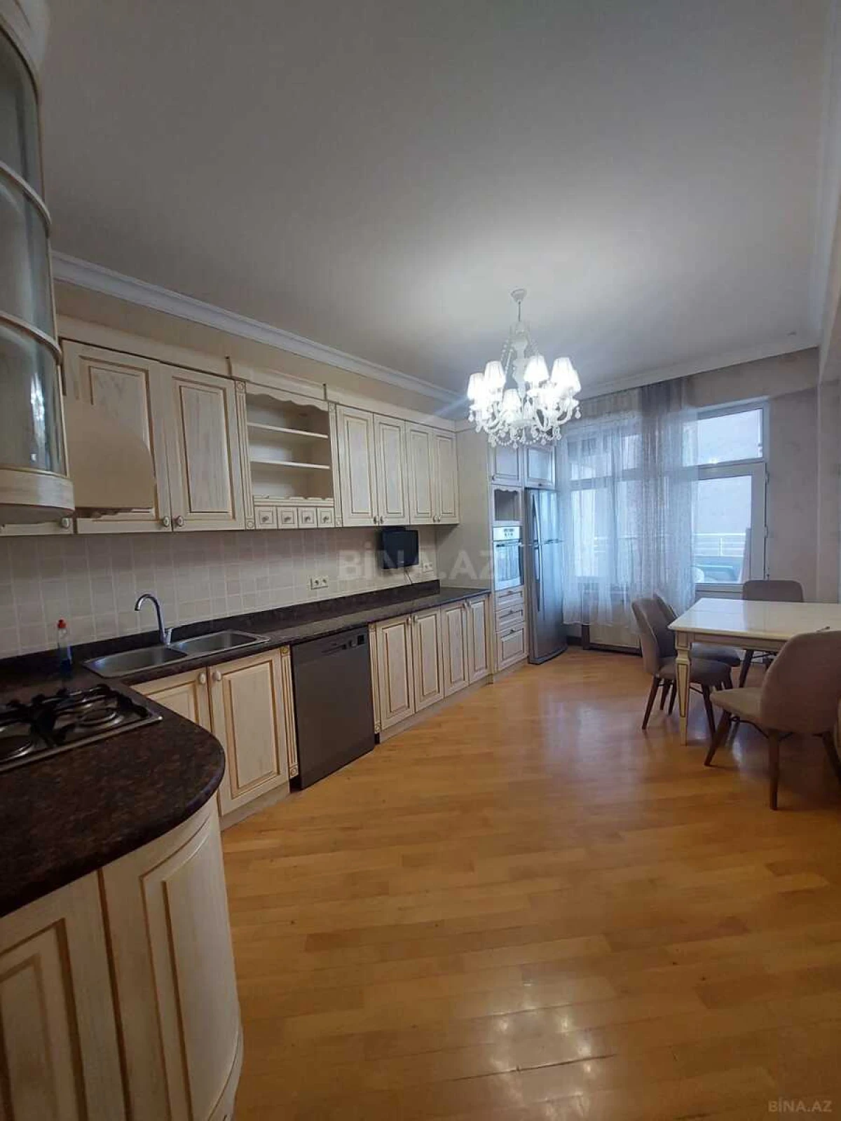 Kirayə verilir 4 otaqlı mənzil 160 m²