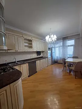 Kirayə verilir 4 otaqlı mənzil 160 m²