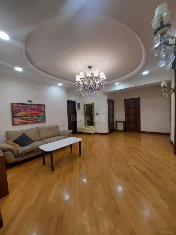 Kirayə verilir 4 otaqlı mənzil 160 m²
