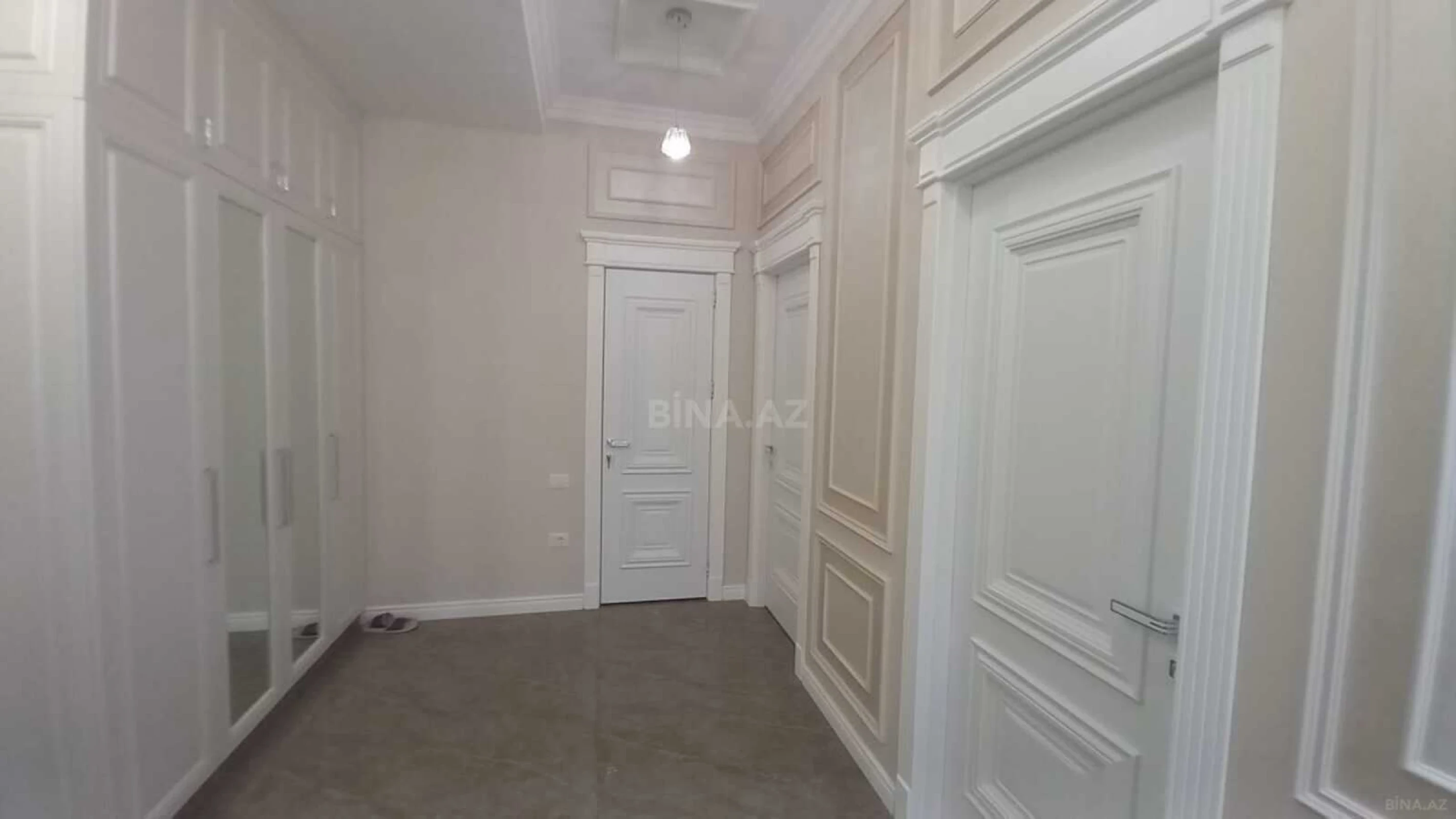 Satılır 3 otaqlı mənzil 132 m²