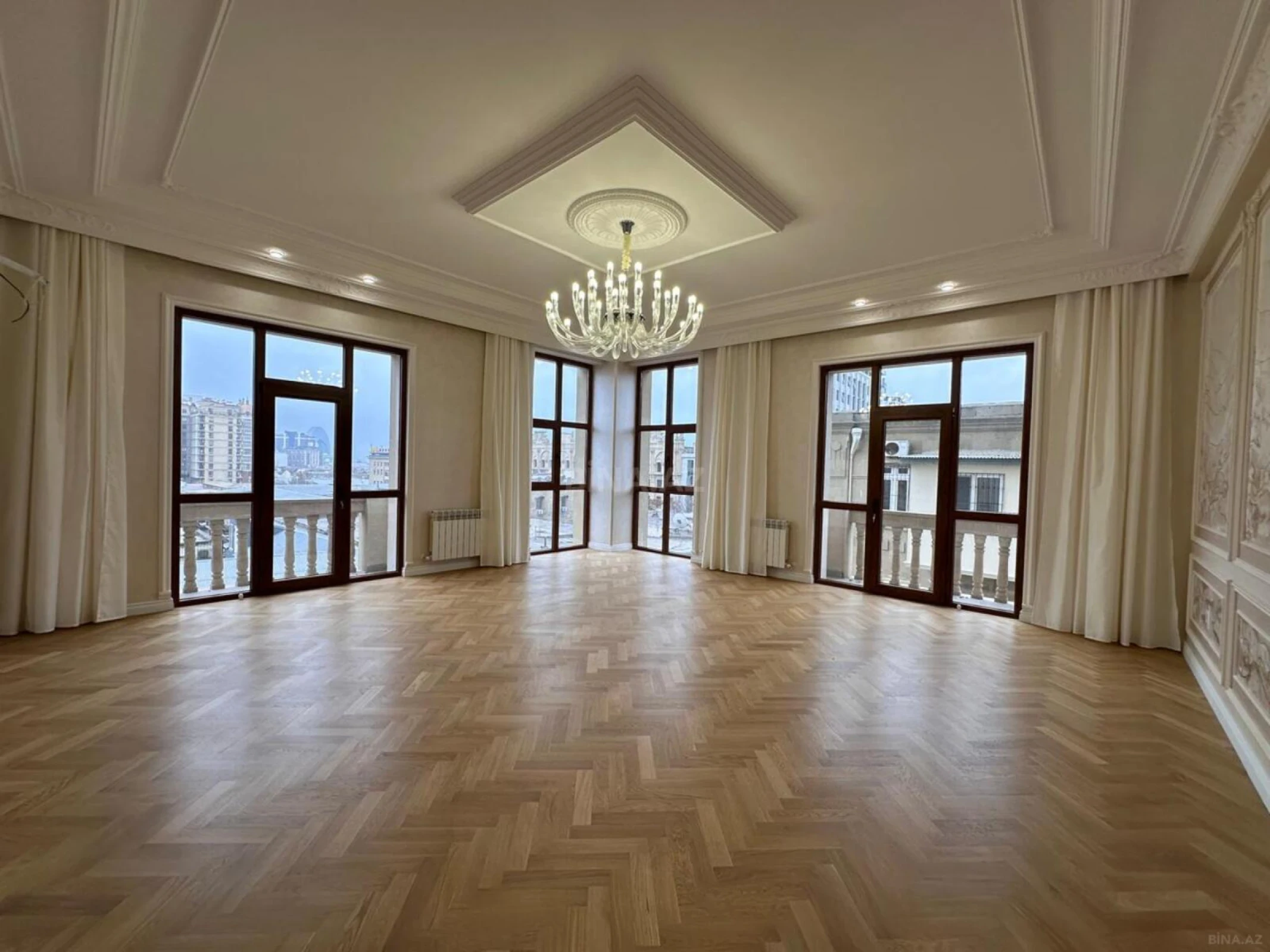 Satılır 3 otaqlı mənzil 132 m²