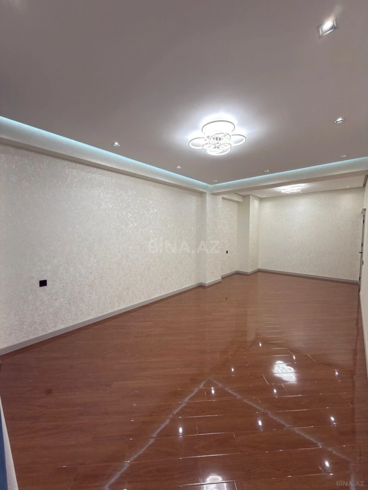 Satılır 3 otaqlı mənzil 148 m²