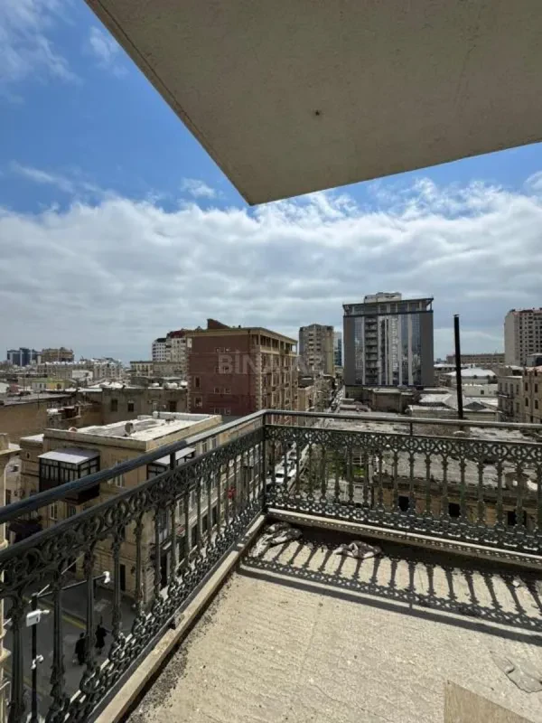 Satılır 3 otaqlı mənzil 189 m²