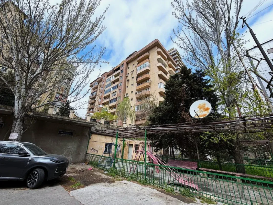 Satılır 4 otaqlı mənzil 175 m²