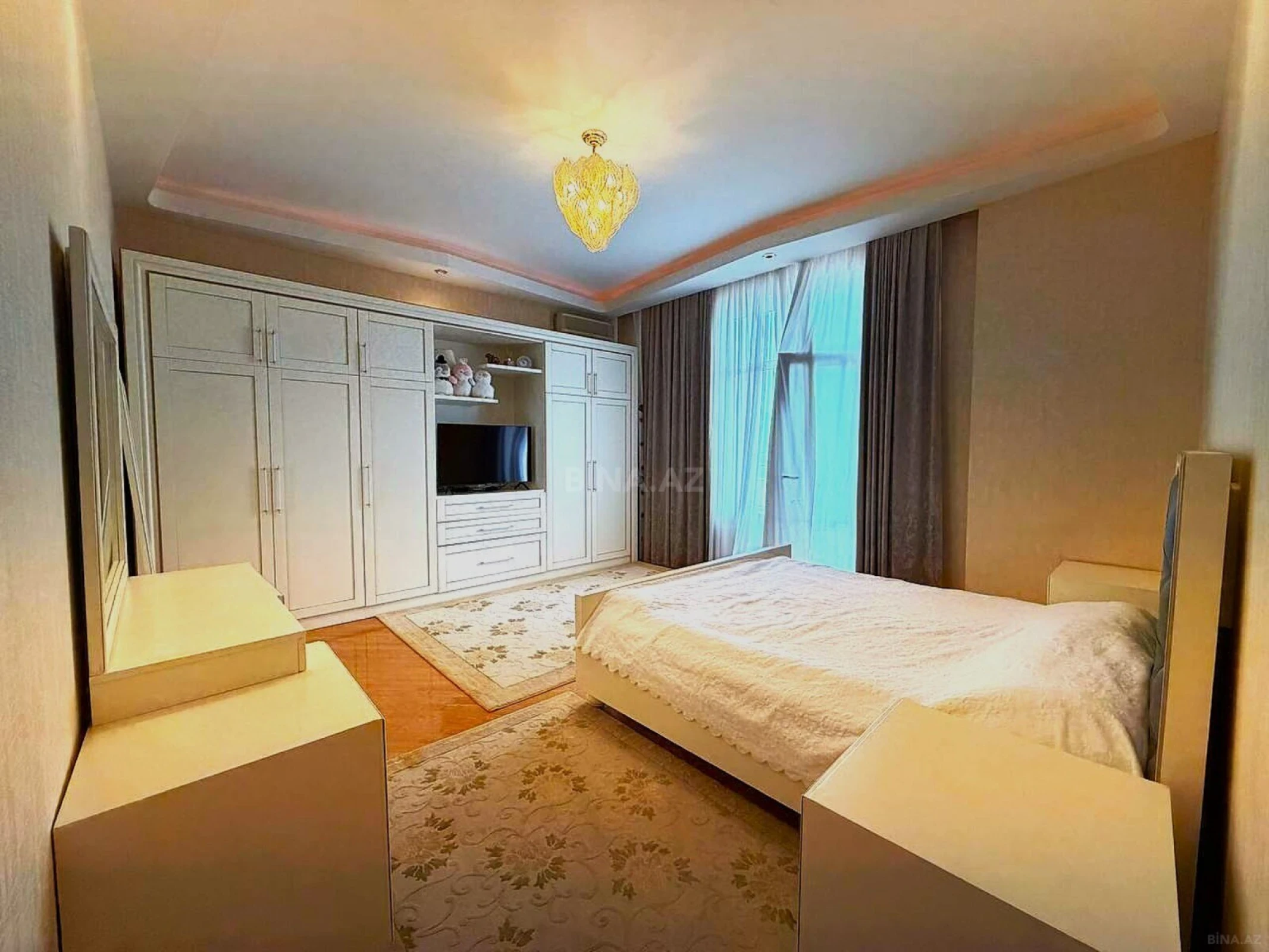 Satılır 4 otaqlı mənzil 175 m²