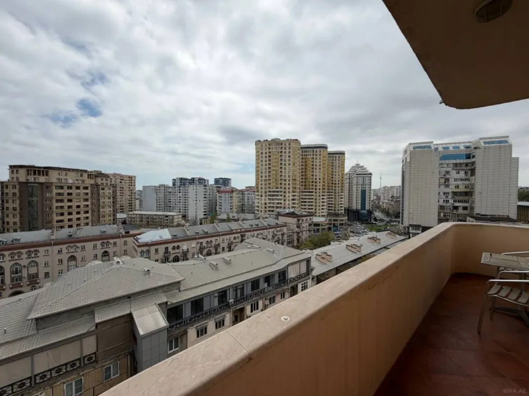 Satılır 4 otaqlı mənzil 175 m²