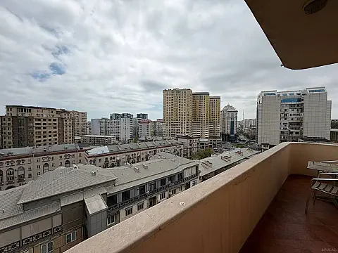 Satılır 4 otaqlı mənzil 175 m²