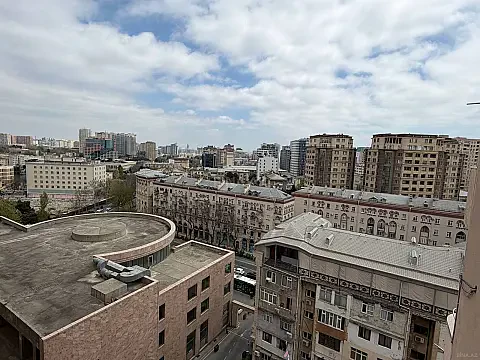 Satılır 4 otaqlı mənzil 175 m²