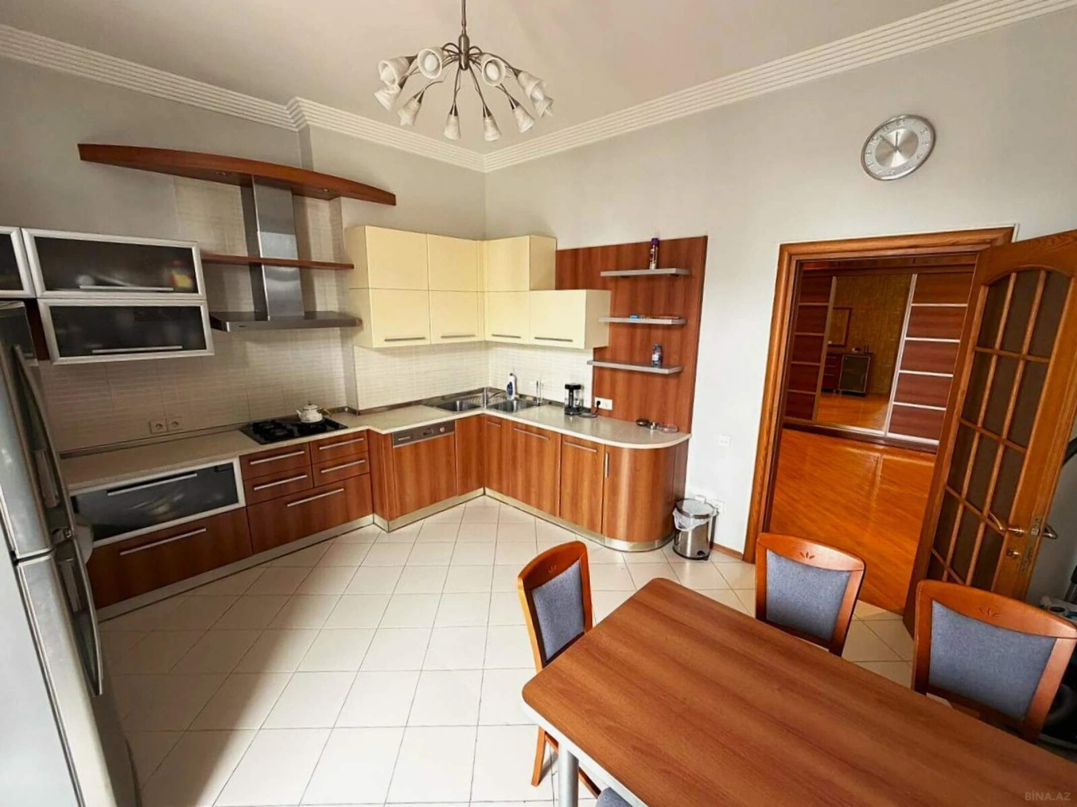 Satılır 4 otaqlı mənzil 175 m²